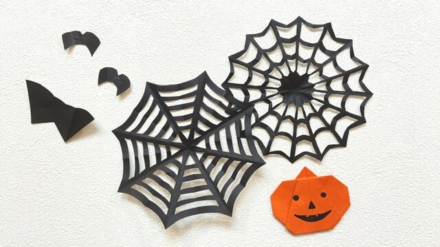 切り紙でハロウィン飾りに使える蜘蛛の巣を作りましょう🎃, クモ🕷️の作り方はYouTubeを観てね！,🔸作品やリース飾りの詳細はカミキィホームページ, kamikey.jp , にまとめていますのでぜひそちらもご活用ください。,origami ,折り紙,おりがみ,カミキィ