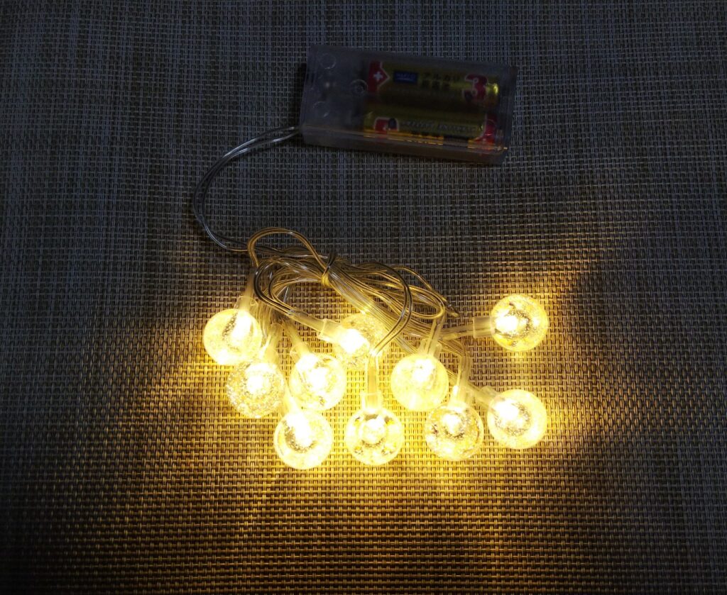 部屋のムードが激変! 3色の光が幻想的に輝くダイソーの「LEDイルミネーションライト」GetNavi web ゲットナビ