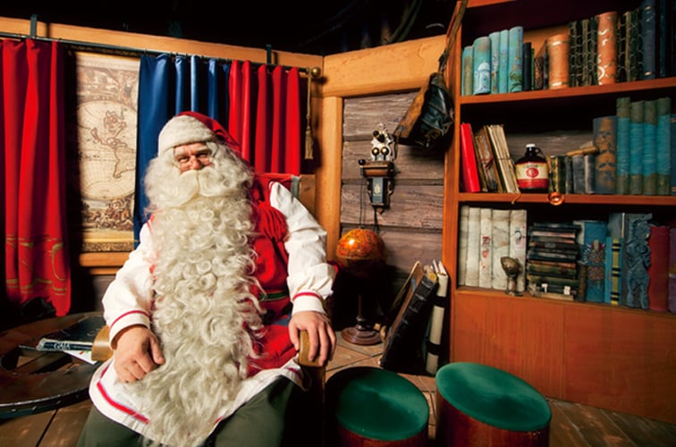 🎄フィンランド🇫🇮本物のサンタクロース🎄 以前、フィンランドにあるサンタ村のサンタクロースに、妹が会いに行った🎅 長いヒゲ、すごいでしょ？サンタさんの家に、世界中からたくさんの人が会いに来る。 井垣利英🌹人材教育家×マナー講師