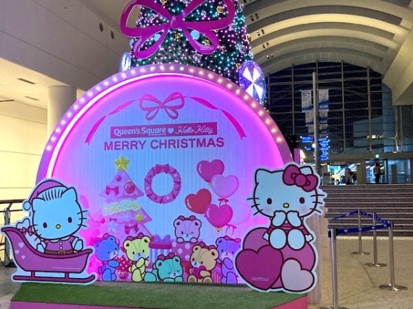 ハローキティ クリスマス イルミネーション クイーンズスクエア横浜2024年のクリスマスツリ