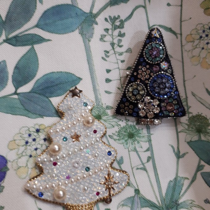 ブローチ スワロフスキーデコレーション クリスマス リース - メルカリ