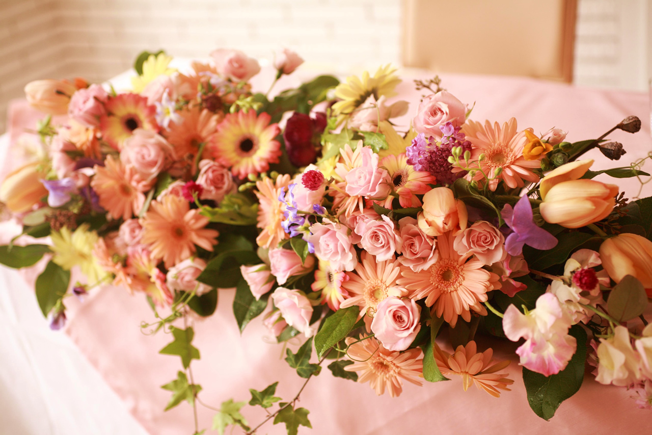 620 件の「装花 秋 9月～11月 wedding flower - autumn - September to November」や「会場 装 花」のアイデアを見つけましょう花、シェ松尾、ウエディング など
