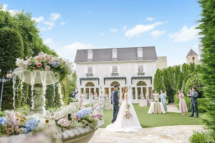 wedding⭐︎ シンプルなクロスにドレープの効いたベージュランナーがいい感じ♪結婚式結婚式コーデウェディング装花ウェディングフラワー高砂装花高砂装飾高砂ナチュラルウェディングナチュラルフラワー 披露宴披露宴会場コーディネート披露宴会場