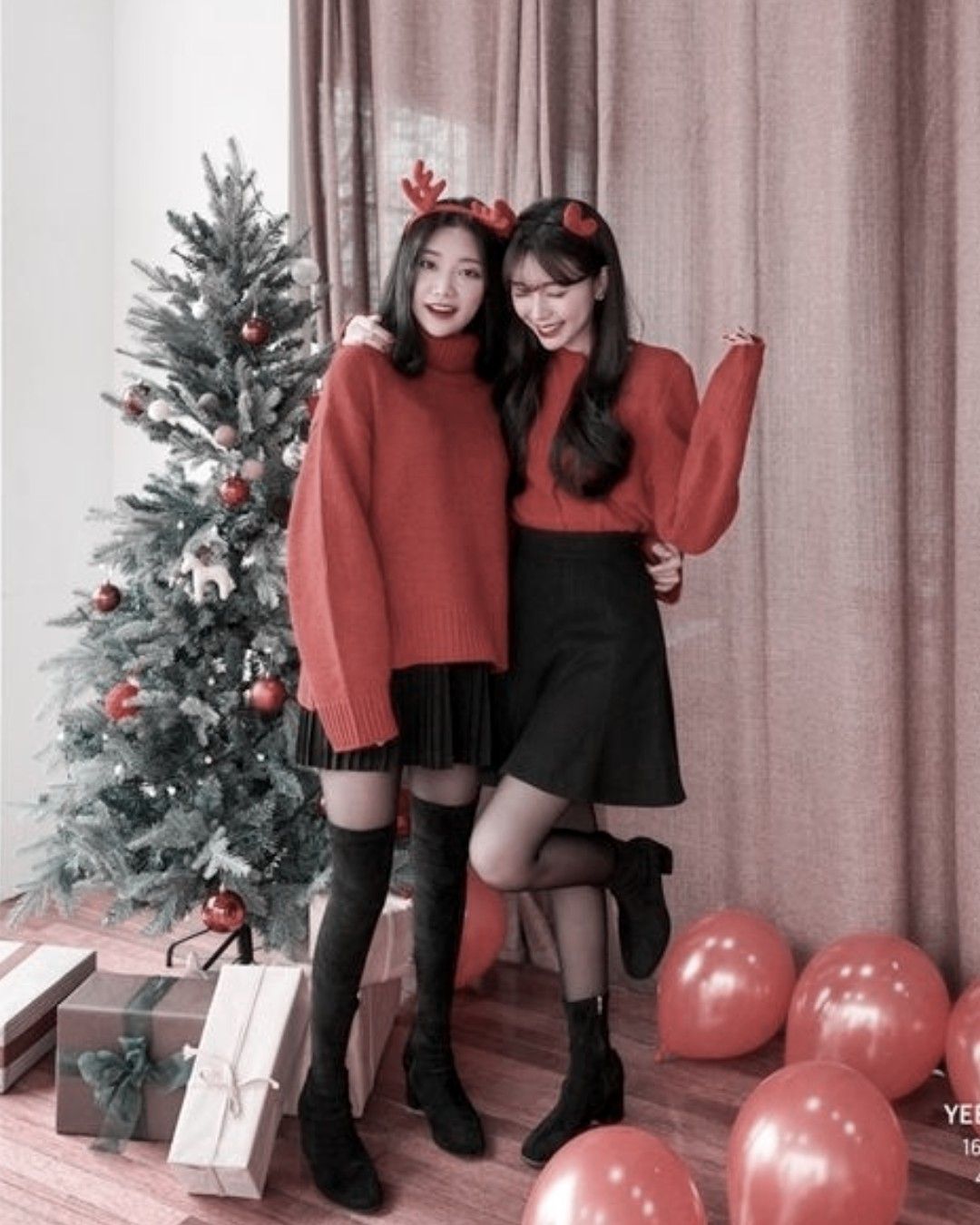 寒いと表情が固まりがちですが、この動画を見てニヤぁっとしてください🥴🥴🥴︎💕︎,お題は,クリスマスっぽいポーズ🎅🎄🤍,カスミノリノリ,クリスマスツリー率高め,ユッコは何ポーズしてるでしょうか,ヨシノはテイク2までやってくれました,アユムはイメチェンニューヘアー,最初のピオはクリスマス関係なしのナイススマイル,最後のハルコシンプルに可愛い,