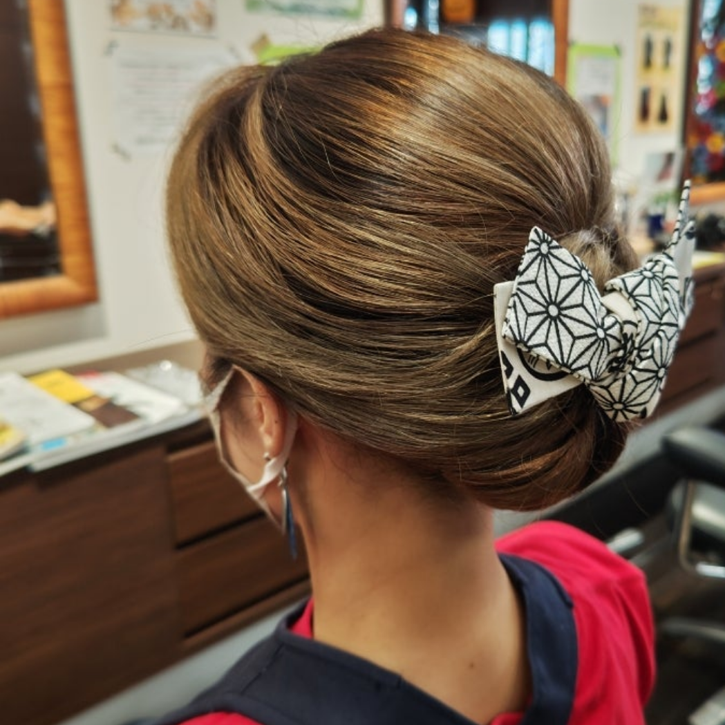 お祭りヘアセット祭りヘア祭り髪型 .人気の女将さんスタイル💫晴れた日はふんわり女将さん☀️ 雨の日はつるっと女将さん☔️2日で分ける方が多いです☺️💓 . やりたいスタイルがあったら 画像の保存マークをタップして 保存して提示して下さい