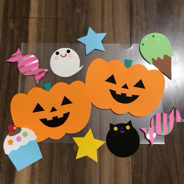 10月11日 金 ０歳児 ハロウィン壁面制作栄光保育園