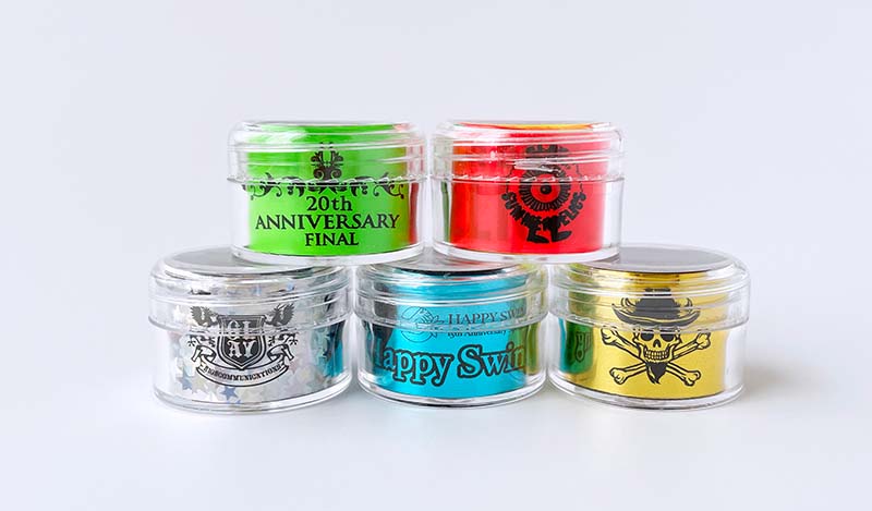 額装事例 銀テープ 銀テープの額装をご依頼いただきました。 映画の特典プレゼントだそうで1枚1枚にメッセージが書かれています。 銀テープの細さに合わせてマーブル模様のマットを窓抜きして額装しました。安井商店フレームアートフレーム額縁額装額縁屋