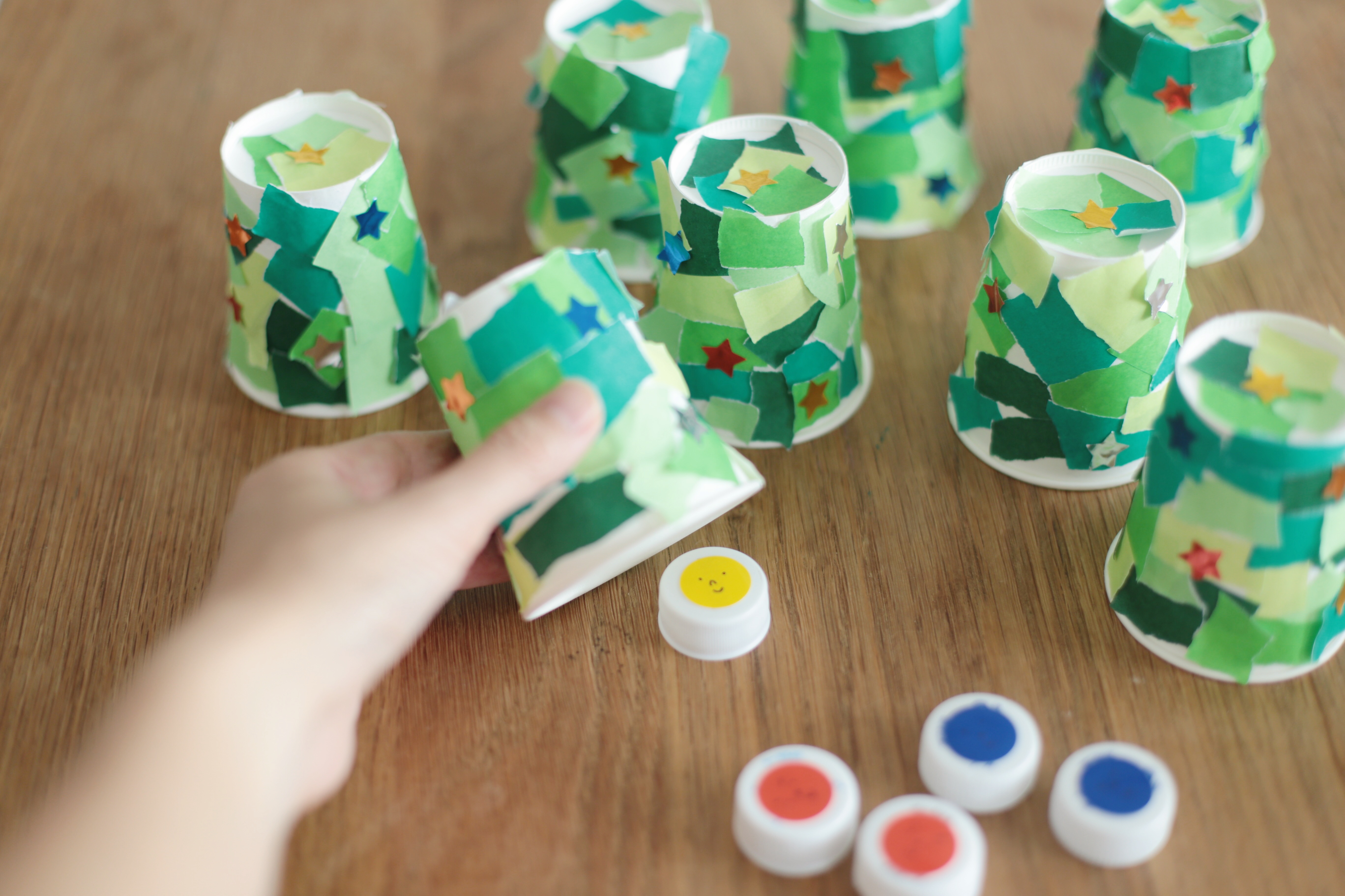 ４歳児でも簡単に作れる！紙コップでクリスマスツリー＆サンタの飾りを工作してみた！ - ワーママのための子育て情報WEBマガジンkarafuru からふる