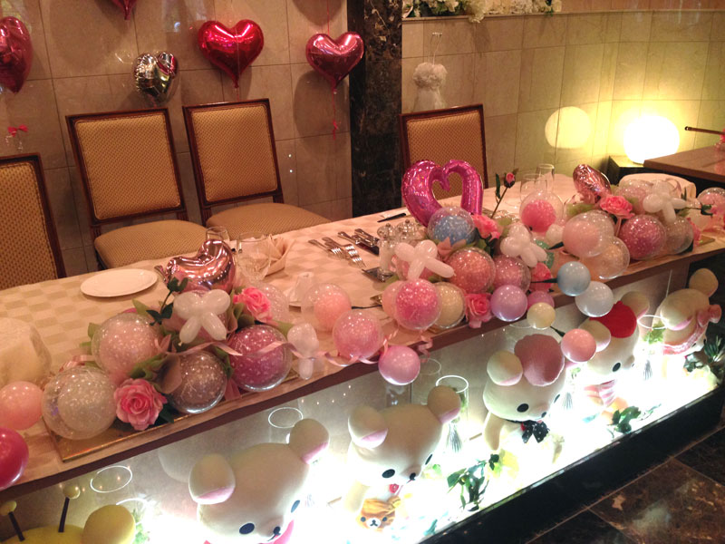 メインテーブル装花でよりお二人らしい結婚式にしましょう♪ 披露宴を行う会場によってお花を選んでみてはいかがでしょうか？新郎新婦様のお好きなお花だけでなく、お気に入りのぬいぐるみなども飾れるんです!!宮の森迎賓館ウエディングBLOG