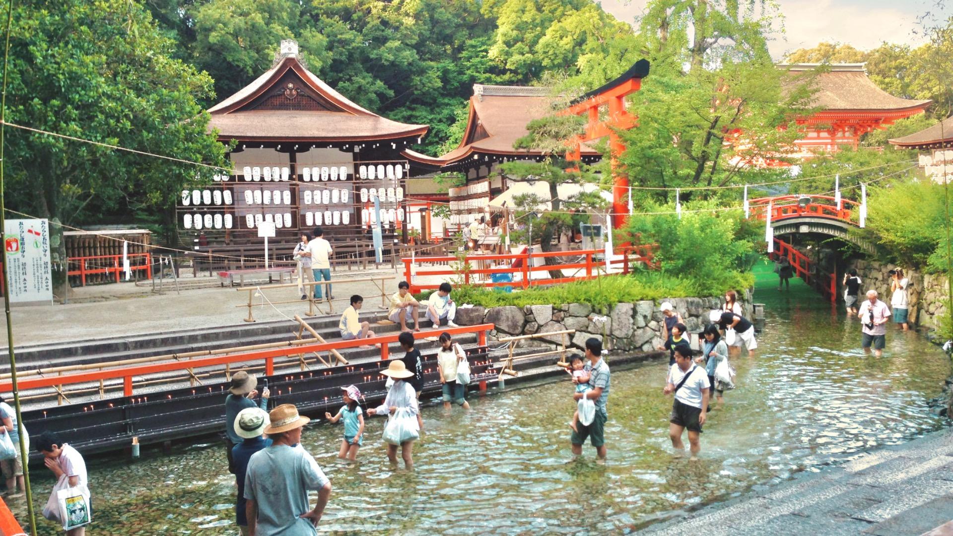 裸足になって無病息災を祈願。下鴨神社の禊祓い「みたらし祭」