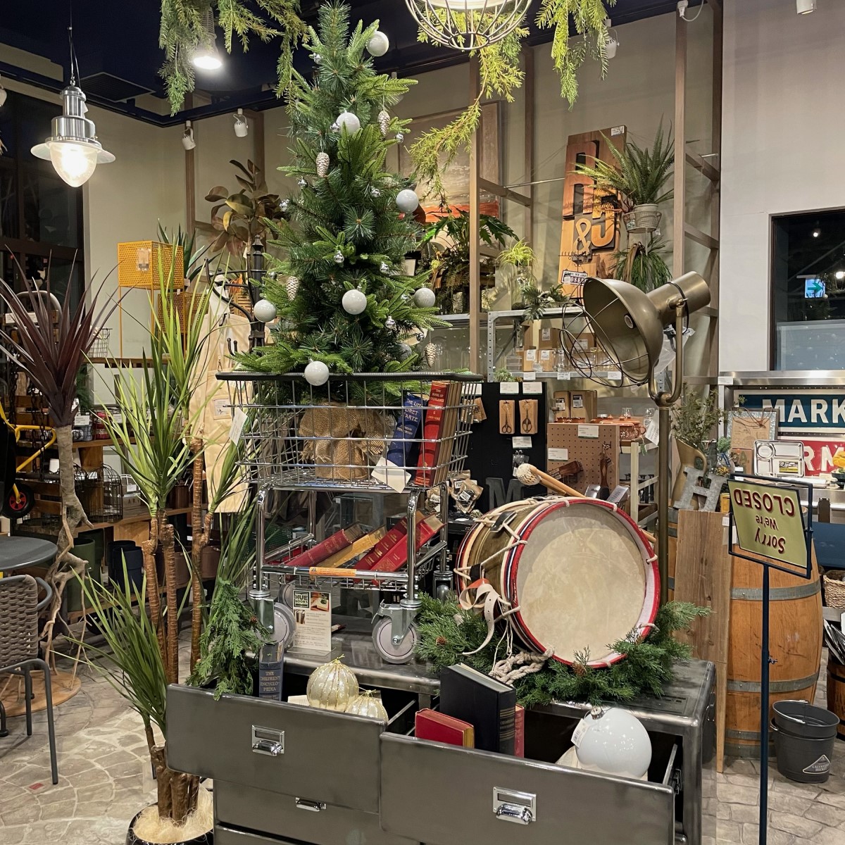 クリスマス バックスクリーンシート ホーリーナイト H240xW175cmクリスマス 飾り 装飾 ディスプレイ 店舗装飾 販促 POPインテリア イベントパーティー フォトブース 新宿センタービル クリスマス装飾2023WORKS株式会社グリーンディスプレイ植物を用いて