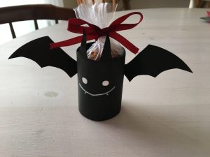 今月の「今日の小仕事 」🕊 今回のテーマは「手作りハロウィンラッピング」。 早めの準備で長く楽しむ🎃 ハロウィン気分を高める可愛いアイデアを集めました。・ 🏷 いくつあっても◎お手軽キャンディバッグ by @kasmin3 さん 🏷 子どもと作る♪おばけバッグ by