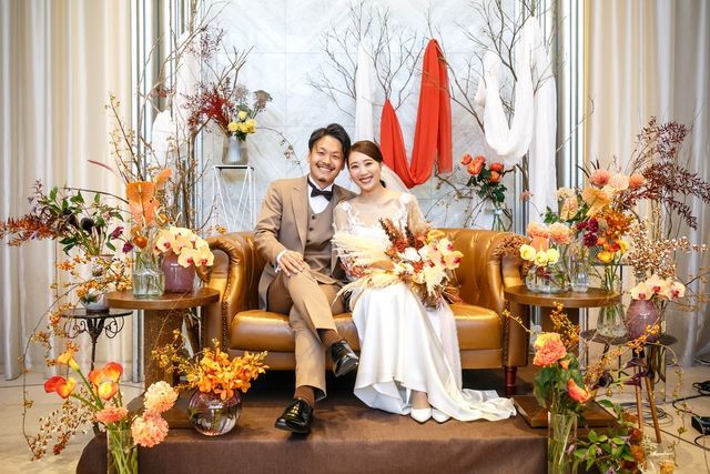 bfc4045 ラナンキュラス＆薔薇のオレンジグラデーションカラーのナチュラルクラッチブーケ - 結婚式ブーケ・ウエディングブーケ・ブライダルブーケ・アートフラワーブーケ 造花 は、アトリエミント 大阪