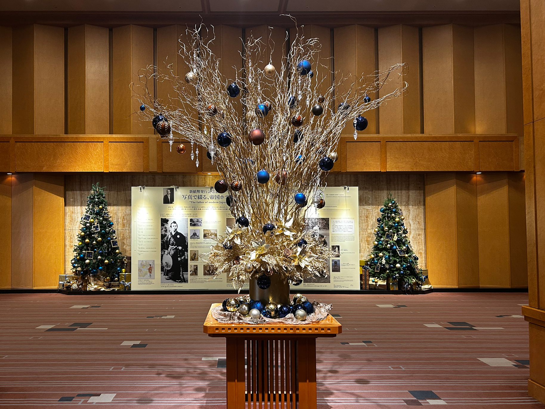 パレスホテル東京東京の自然に美しく調和する 深い緑の洗練された大人のツリーをホテルのクリスマスツリ
