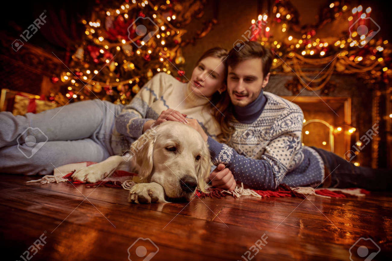 クリスマスツリーと若いカップル 夜Ver.のイラスト素材82858890- PIXTA