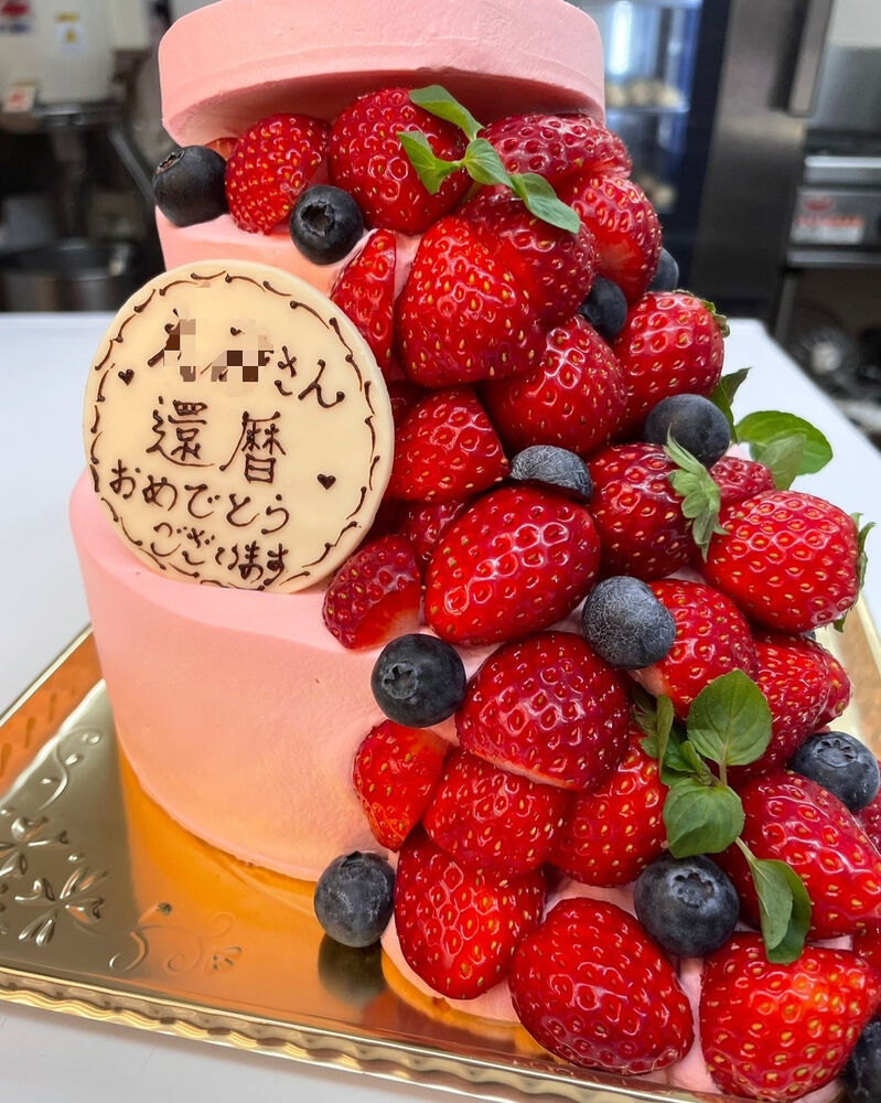 sayasweetsgarage⁡ ⁡ 還暦のデコレーションケーキ🎂 ⁡ 紅白のカラーとかわいい鯛でお祝い感いっぱいです㊗️赤色の数字のアイシングもお花柄で可愛いです！ ⁡ ご注文ありがとうございました😊 ⁡ ⁡ダイナオガレージダイナオガレージファクトリー磐田市磐田市