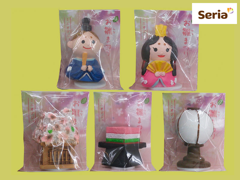 セリアのひな祭りマスコット 可愛くていっぱい買ってしまった🫣🎎🌸 ディスプレイスタンドで雛壇作ったら 可愛く飾ることも出来ました🥰🎎❤️ディスプレイスタンド重ねて５段や７段も 作ってみたいと思ってるので また作れたら載せます🥰🎎❤️ 参考になれば嬉しいです