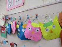 節分「豆入れ作り」 紙コップを使って、豆まき入れを作っていきました。綿棒で黒の絵の具をつけて、トラの模様を描いています。※パンツを描いた後は、角もシマシマに描きました。 表情がとっても可愛いです♡保育節分製作豆入れ製作