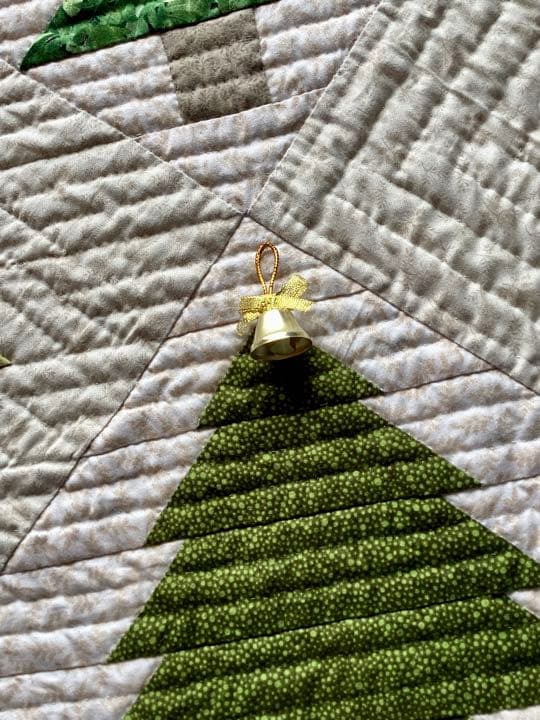 天使が隠れてる クリスマスツリーのミニタペストリーパッチワークキルト送料無料 タペストリー・壁掛け Pointe ポアント 通販14772310Creema クリーマ