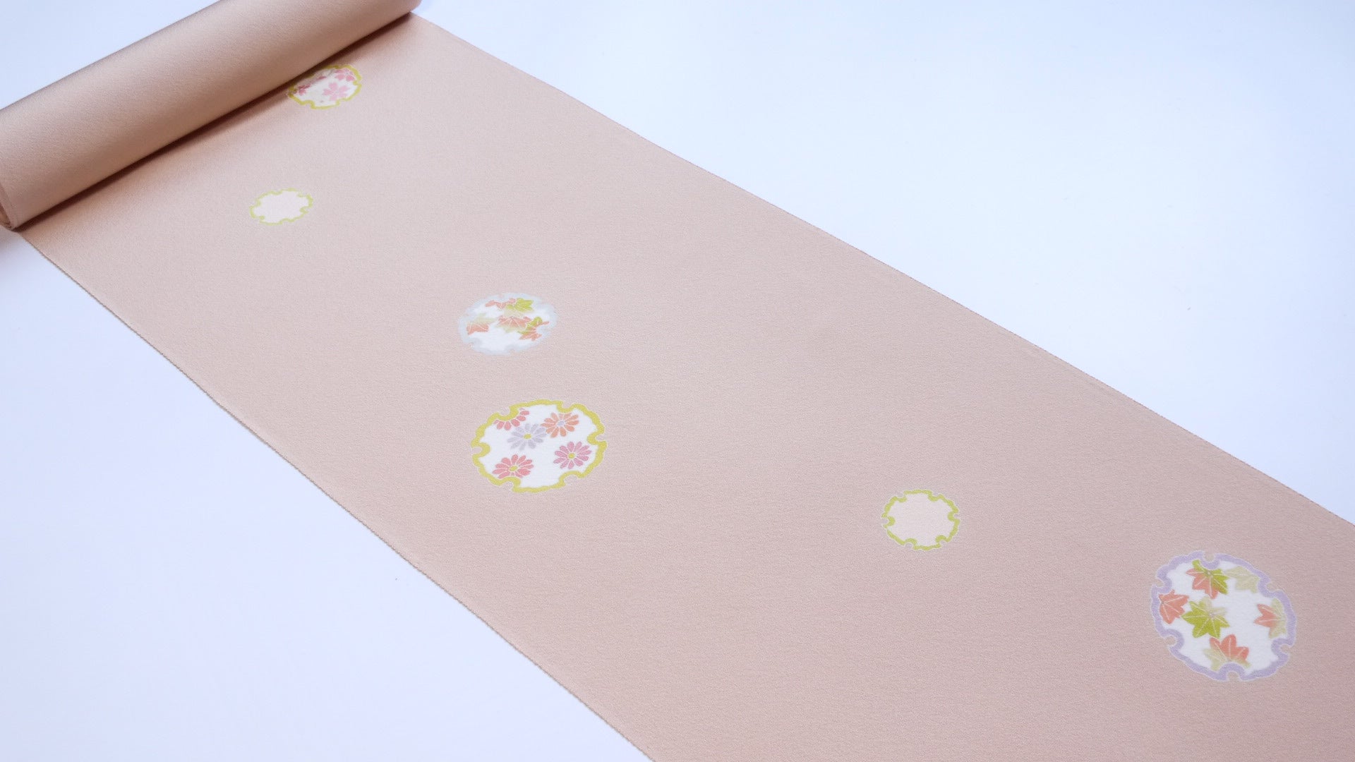 きものの文様 雪 ゆき夏に雪の文様が使われるのは、日本人ならではのならわし