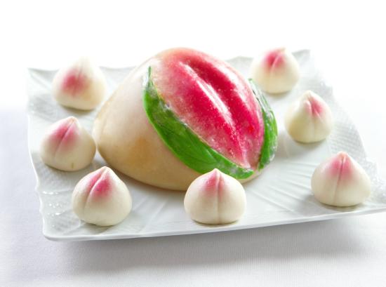 香港のお祝いは「桃饅頭」で。ドライアイス、凄すぎる 笑 。日々是甘露2〜ディズニー風味