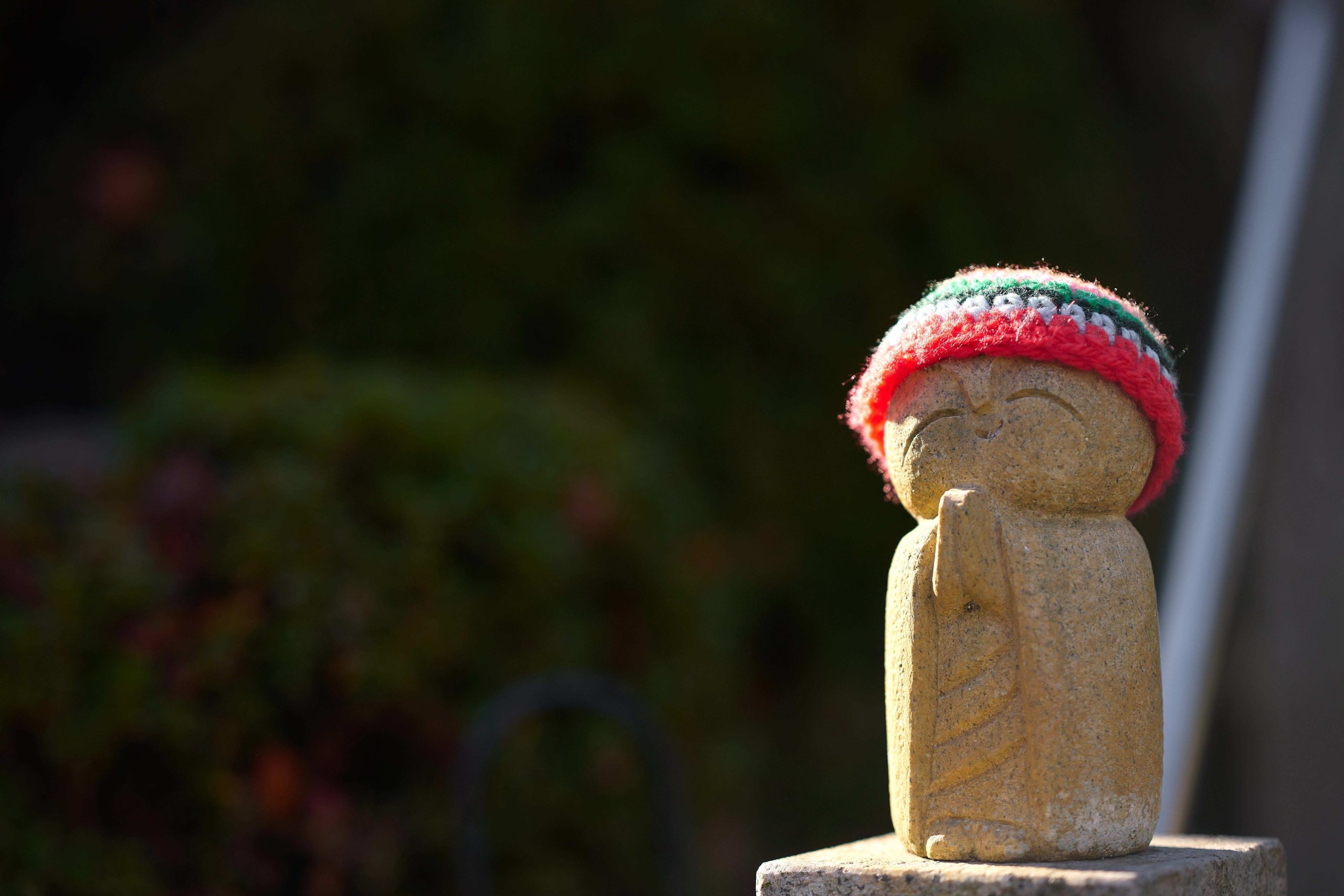 占い師監修 お地蔵さんに手を合わせてはいけない理由&拝み方を解説