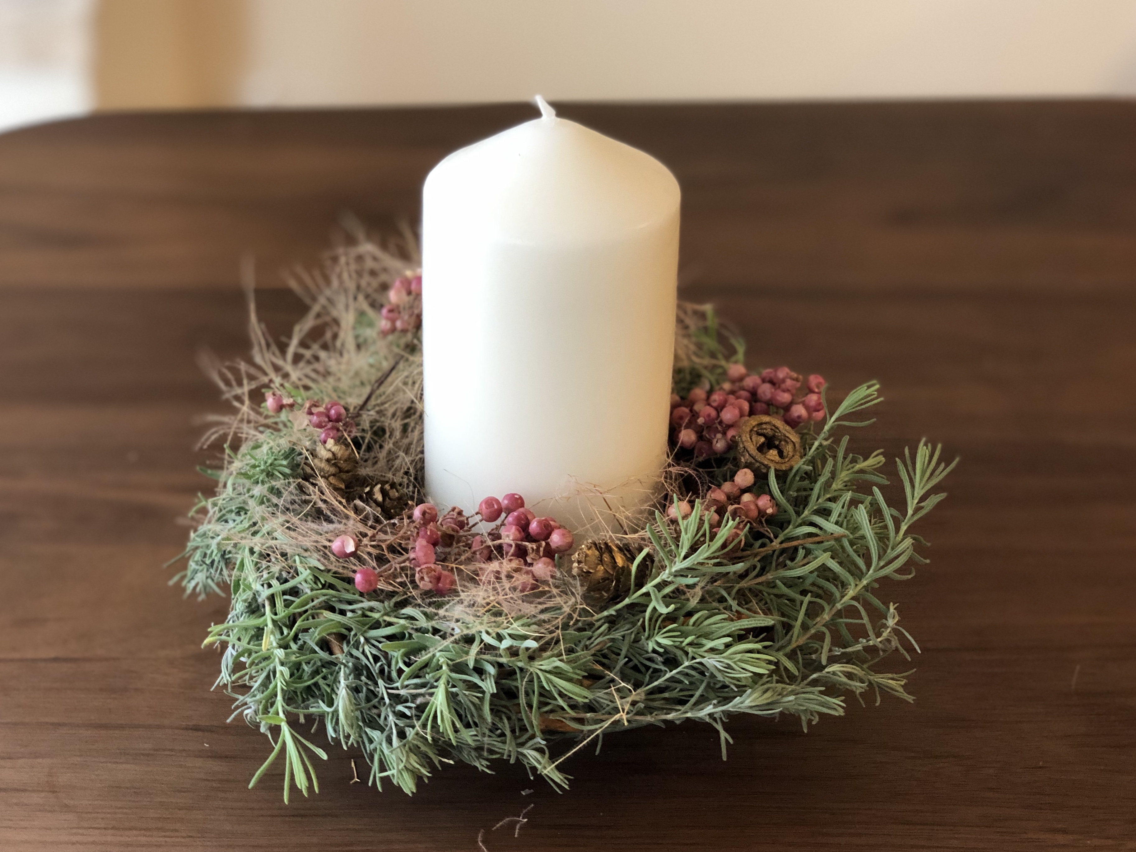 キャンドルリース4点セットクリスマスキャンドルホルダーリース,人工松ぼっくり 赤いベリー装飾 テーブルセンターピース ホームリビングルームマントル 寝室 ダイニング キッチン窓 農家風 ウェディングパーティー PICKBEAU クリスマスデコレーションキャンドル