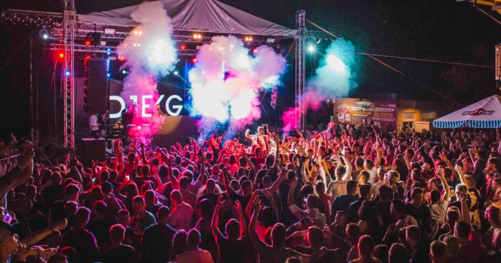 夏フェス『ROCK IN JAPAN FESTIVAL』で、観客のケータイをつなげKDDI トビラ