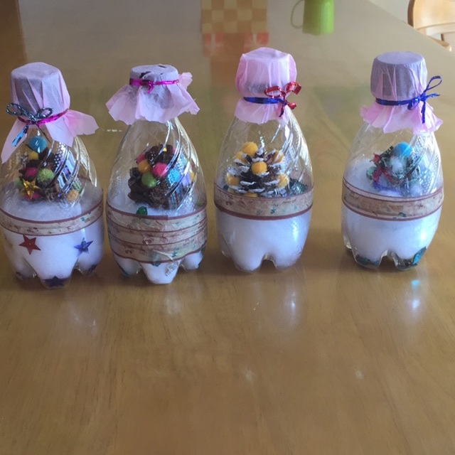 クリスマスらしい端切れとペットボトルキャップを使って、リースを作りました🎄🎅🎄Facebook