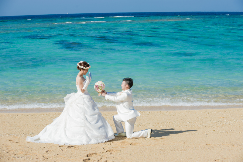 色々なポーズを提案」沖縄のビーチで爽やかなウェディングフォトの撮影OurPhoto アワーフォト