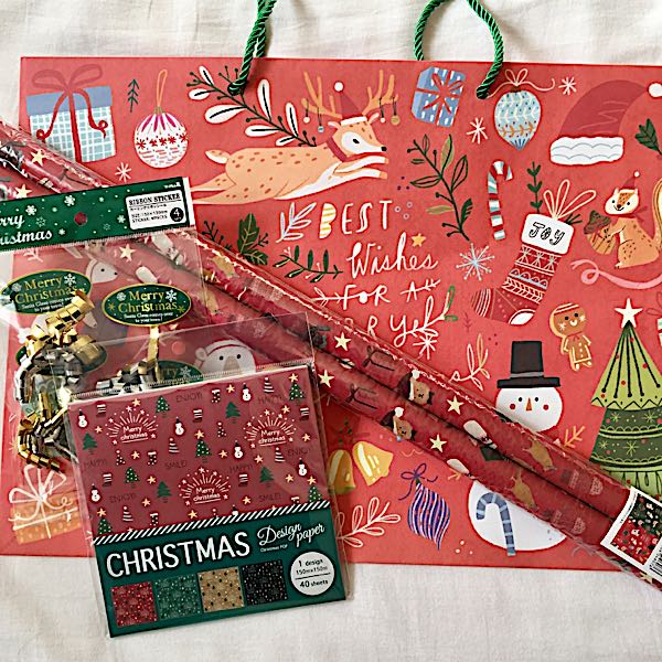 横から失礼します🙇🏻‍♀️ セリアにA4サイズ4つ分の長方形の不織布のラッピング袋が売ってました！ベイブレードのスタジアムが2個入りましたよ✨️白い 袋に赤いリボンが付いていて サンタの袋 みたいな名前でした😂