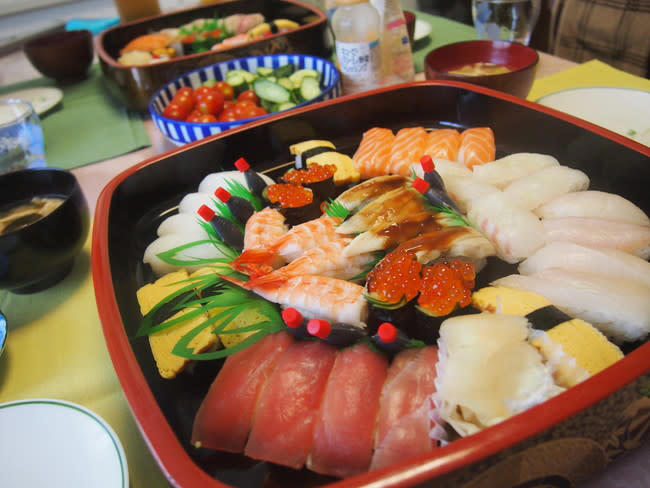 お盆の親戚の集まりに出す料理について！ウケる料理とは？量と盛り方は？チシキソ