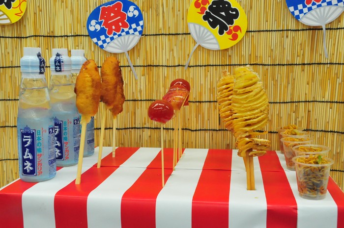 ✎おうち縁日 縁日らしくちょっとわちゃわちゃ感出しました今年の食べ物はパパさんと長男が 2人で作ってくれたよ フォロワーさんの投稿をたくさん見せてもらって ハウスベッドを屋台風にしたり提灯をガーランド風に吊るしたり