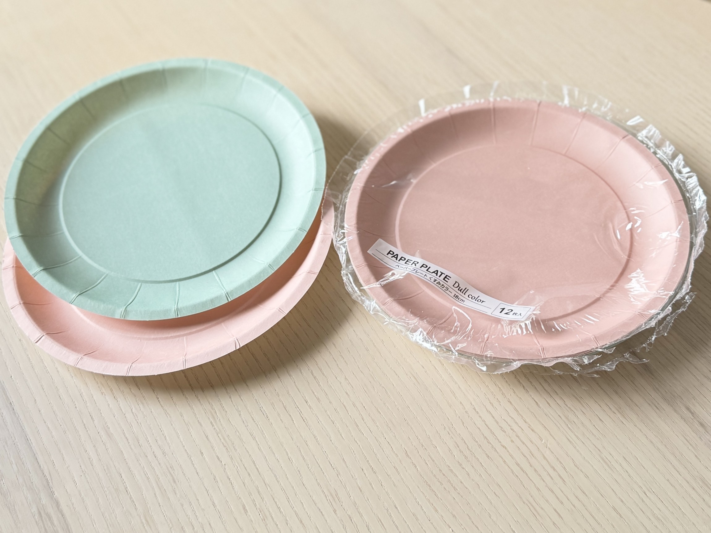 秋ピクニック〜🧺🍂♡ お弁当作って、セリアとスリコで色々揃えた♡ レジャーシートの上にIKEAの白い布ひいたらとってもかわいくなった！寝転べる大きさ🤝🏻 きららちゃんとあかりちゃんのお洋服かわいいくて ピクニック映えした☺️♡ZOZOTOWNでGETできますよ💖秋