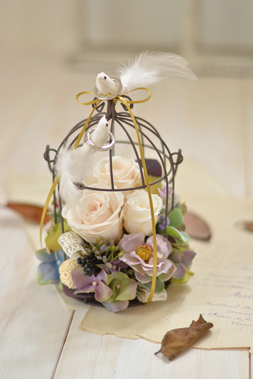 花嫁diy－リングピロー💍－ 子供が持ちやすいようにカゴ型のリングピローにしました🕊️ 材料は全てSHEINで揃えたのでリーズナブルです🫶 作り方 も簡単でカゴの中にL字に折り曲げた造花を敷き詰め、中央部分の窪みにサテン生地を入れ、リングボックスをIN🧚最後にカゴの