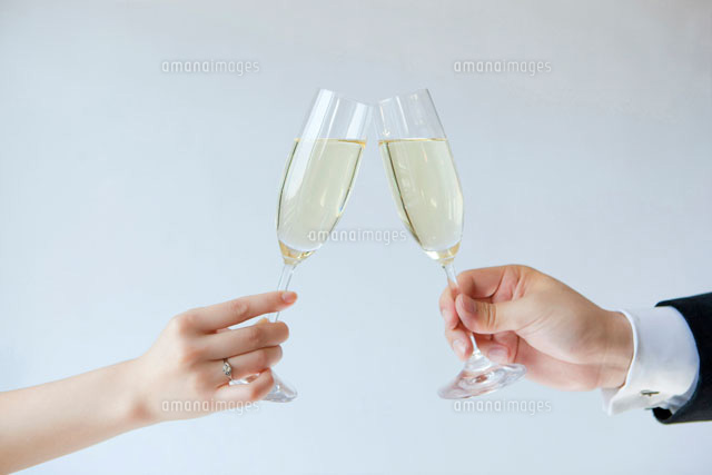 シャンパントースト、シャンパンサーベル シャンパンを使った結婚式の演出アイデアマイナビウエディング プレミアムヴェニュ