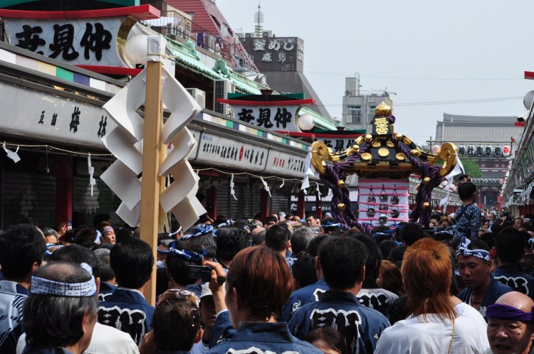ワッショイからソイヤへ 江戸神輿、掛け声の今昔 - 日本経済新聞
