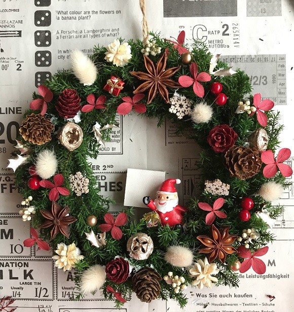 100均材料で！クリスマスリース＆スワッグの作り方ハルメク暮らしとお金