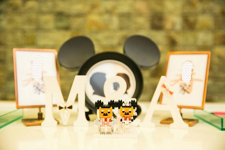 ディズニーの世界観を演出🏰結婚式のテーマは「アリエル」🧜 ウェディングケーキやウェルカムスペース高砂やゲストテーブルなどリトルマーメードの世界観を🐚 テーマに沿って準備を進めると 統一感がでておしゃれな空間になりますね👏 素敵なお写真は@emishi1227