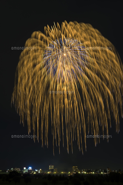 つまみ細工の髪飾り 花火 大玉赤 流れ落ちる火花チャームオプション選択可能 夏祭り、浴衣、花火大会ヘアクリップ・バナナクリップ花咲み～hana-emi～ 通販 14068665Creema クリーマ