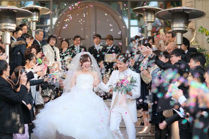 退場する新郎へ向けバブルシャワーの大量噴射🫧新郎が思わず「近い近いｗ」🤵🏻🫧ご友人との仲も近そう🤣 ハナユメ挙式演出結婚式演出バブルシャワーフラワーシャワーコンフェッティシャワ