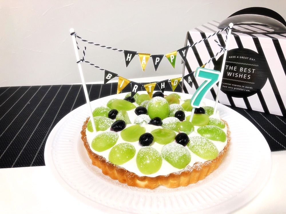 ひー・ ・ 先日次女の４歳のお誕生日パーティーをしました🎂✨ テーマはプリンセス👸👑 ・ アクリルスタンド以外全部ダイソーとセリアなような気がするぐらい100均だらけになりました🙊笑プリンセスの紙コップやプリンセスのケーキスタンドなどダイソー商品です