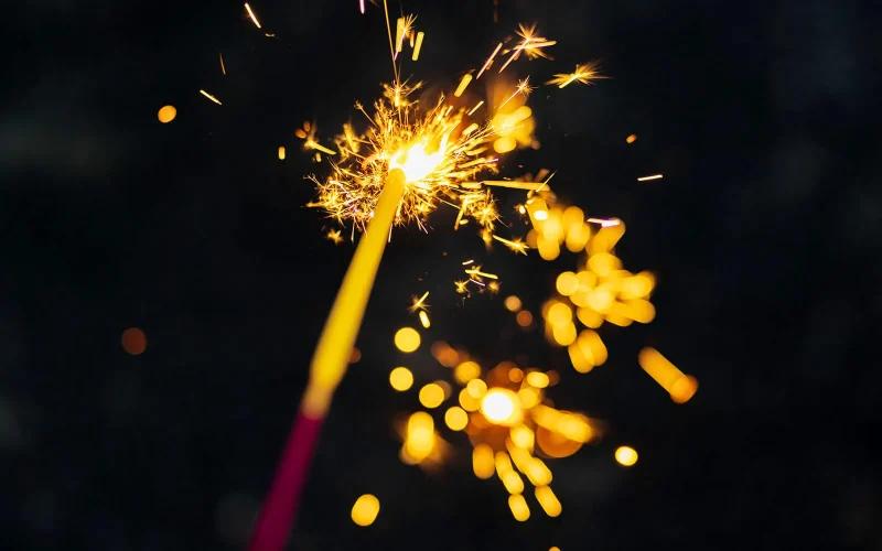 人工芝の上で花火はできる？防火シートやタイルなど楽しめる対策を紹介！ – 日本人工芝計画