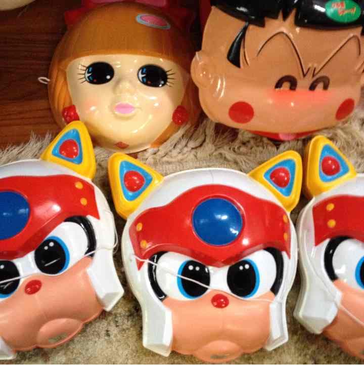 数少なくなってきたお面屋の屋台 夜桜見物に出かけたら発見。 裸電球で照らされたお面がレトロな雰囲気を出してました。 懐かしいシリーズ懐かしいおもちゃ屋台の風景夜の風景屋台のお面お祭りの風景お祭りの屋台お祭り屋台祭りの風景夜桜見物