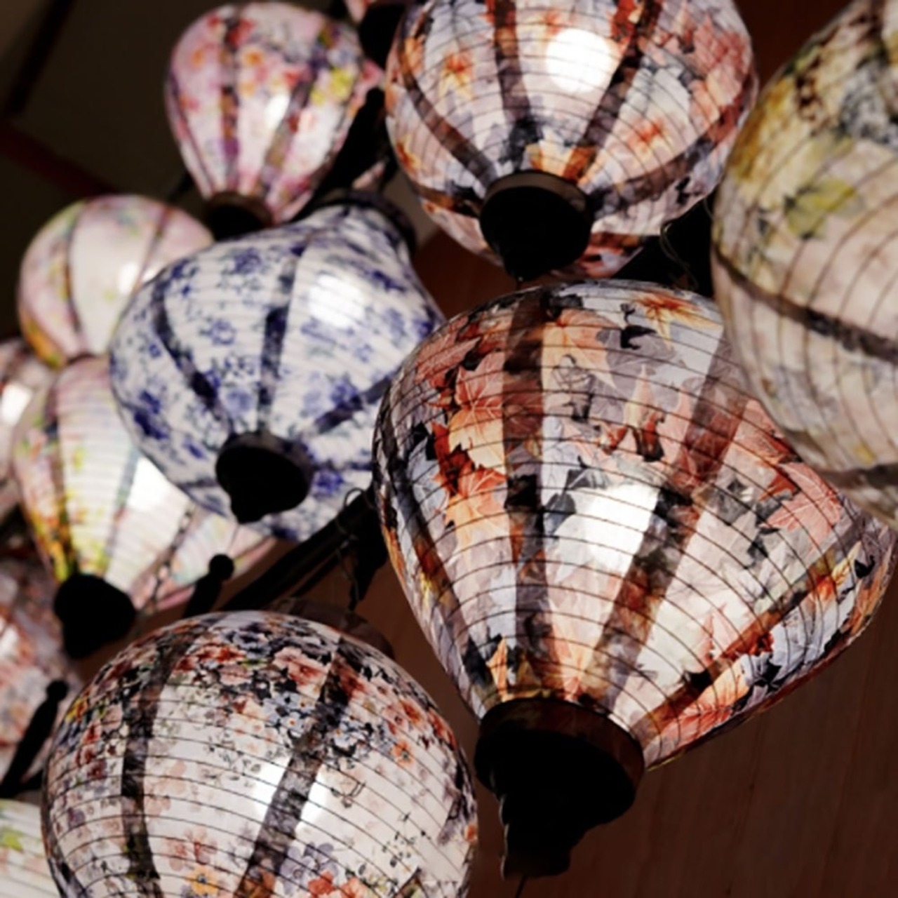 在庫限り 提灯 和柄 丸型 ーVer3ー 花or紅葉 浮世絵 丸提灯 和風 和 東洋 オリエンタルランプ 正月 旧正月 レストラン 結婚式 宴会チャイナタウン ホームデコレーション ギフト 中華街 春祭りちょうちん 灯り 古風 木 円形 丸型 紙 学園祭 卒業式AiO ONLINE