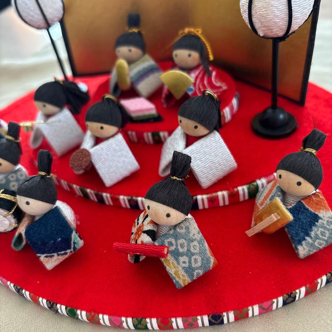 名入れ木札無料送料無料雛人形 木製三段・五人飾り 西陣織金襴・春陽雛 駿河古典蒔絵 幅 105cm名入りプレート・顔紙・収納用ふくさ・防虫剤付き久月 ひな人形 お雛様 おしゃれ ひなまつり 人気 江戸節句人形≪送料無料 在庫確認後、4～7営業日程で出荷≫