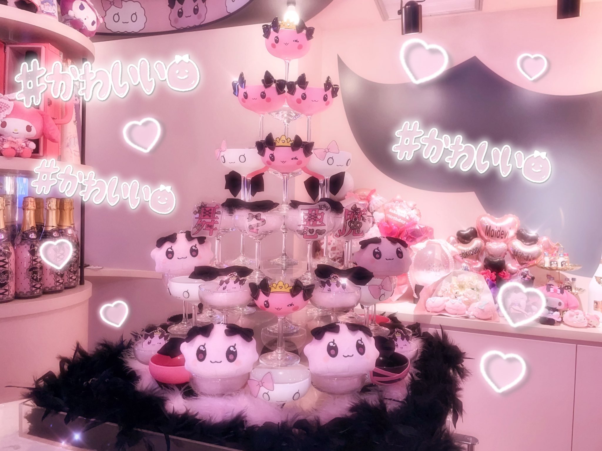 久しぶりに四角形の5連タワーという、シャンパンタワー職人らしからぬタワーを作らせていただきました！リボンの付け方がかわいいでしょ😊 それと今回は初めて タワー台にフリルを付けてみたんだけどすごいかわいかったからまたやる！champagnetowerシャンパンタワー