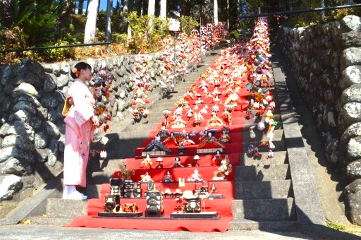 座間神社 千体のひな人形 境内までの77段の階段の片側を埋め尽くしています』海老名・座間・綾瀬 神奈川県 の旅行記・ブログ bysouyouさん フォートラベル