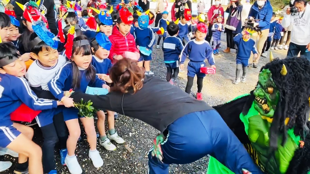 怖がる鬼の豆まきイラストのフリー素材イラストイメージ