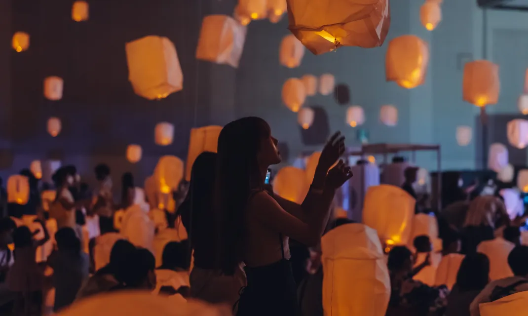 横浜初の大規模「七夕祭り」山下公園で、夜空に浮かぶランタン＆天の川プロジェクションマッピング - ファッションプレス